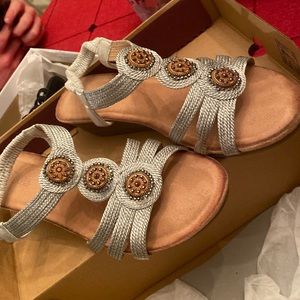 Slightly wedged sandal by Shibever